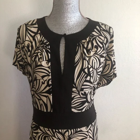 Scarlett Short Sleeves V-Neck Midi Patterned Dress - Picture 4 of 8